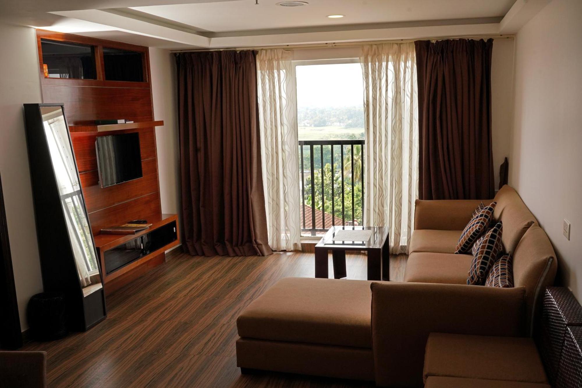 Kga Elite Continental Hotel Tiruvalla Luaran gambar